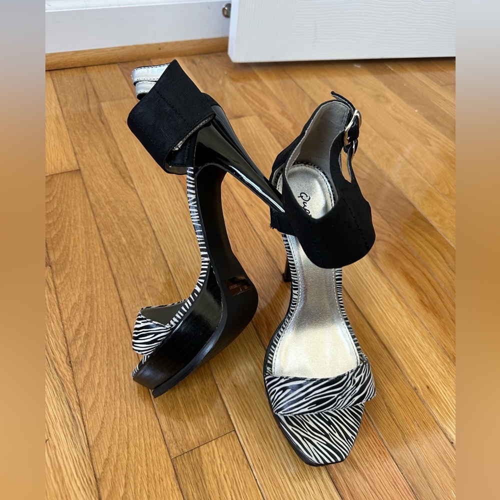 Qupid Platform Zebra Heels Size 9